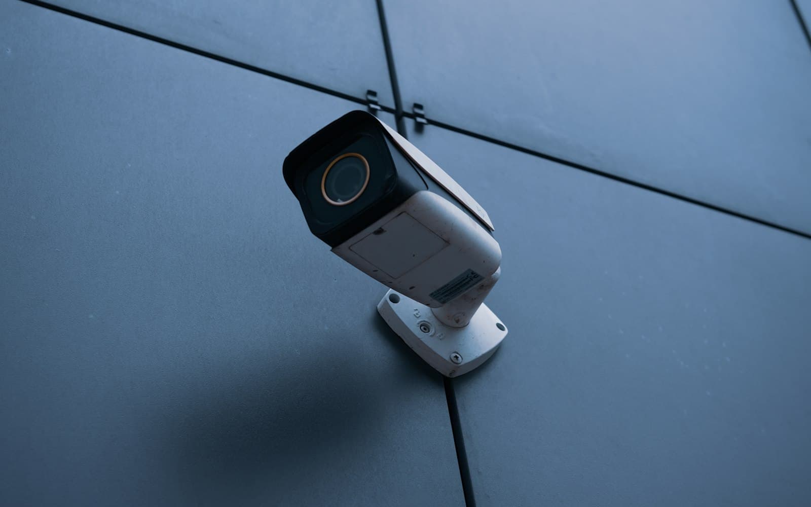 Caméra de vidéosurveillance IP fixée en façade, vue en contre-plongée